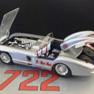/img/46316-diecast-collection-display.webp