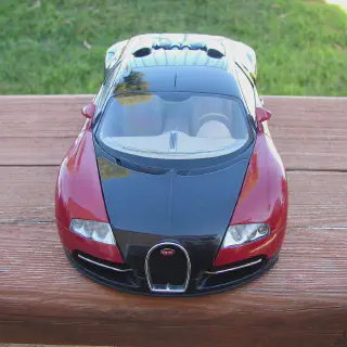 /img/46319-diecast-car-cleaning.webp