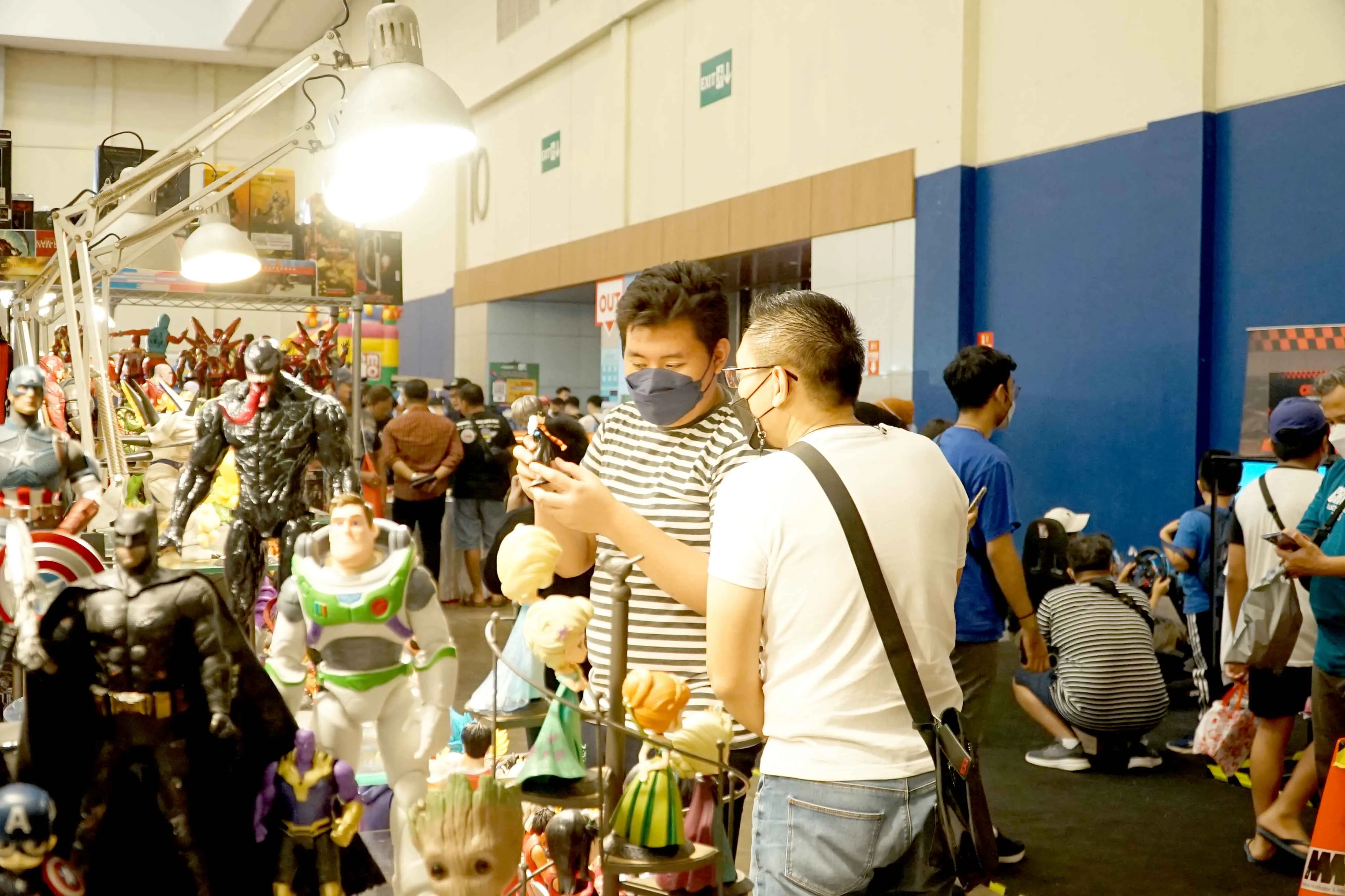 46355 expo crowd
