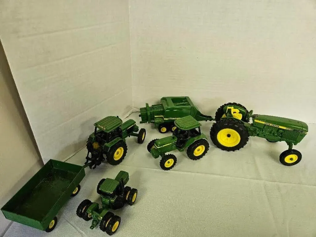 /img/46369-john-deere-grader-diecast.webp