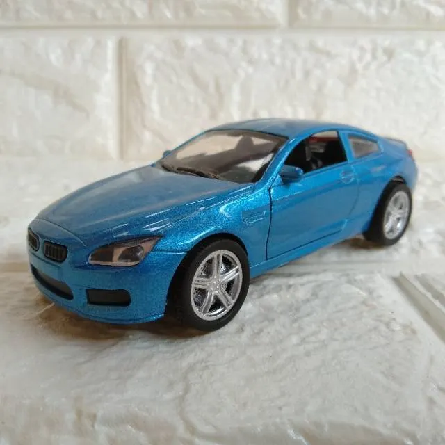46393 membersihkan diecast mobil