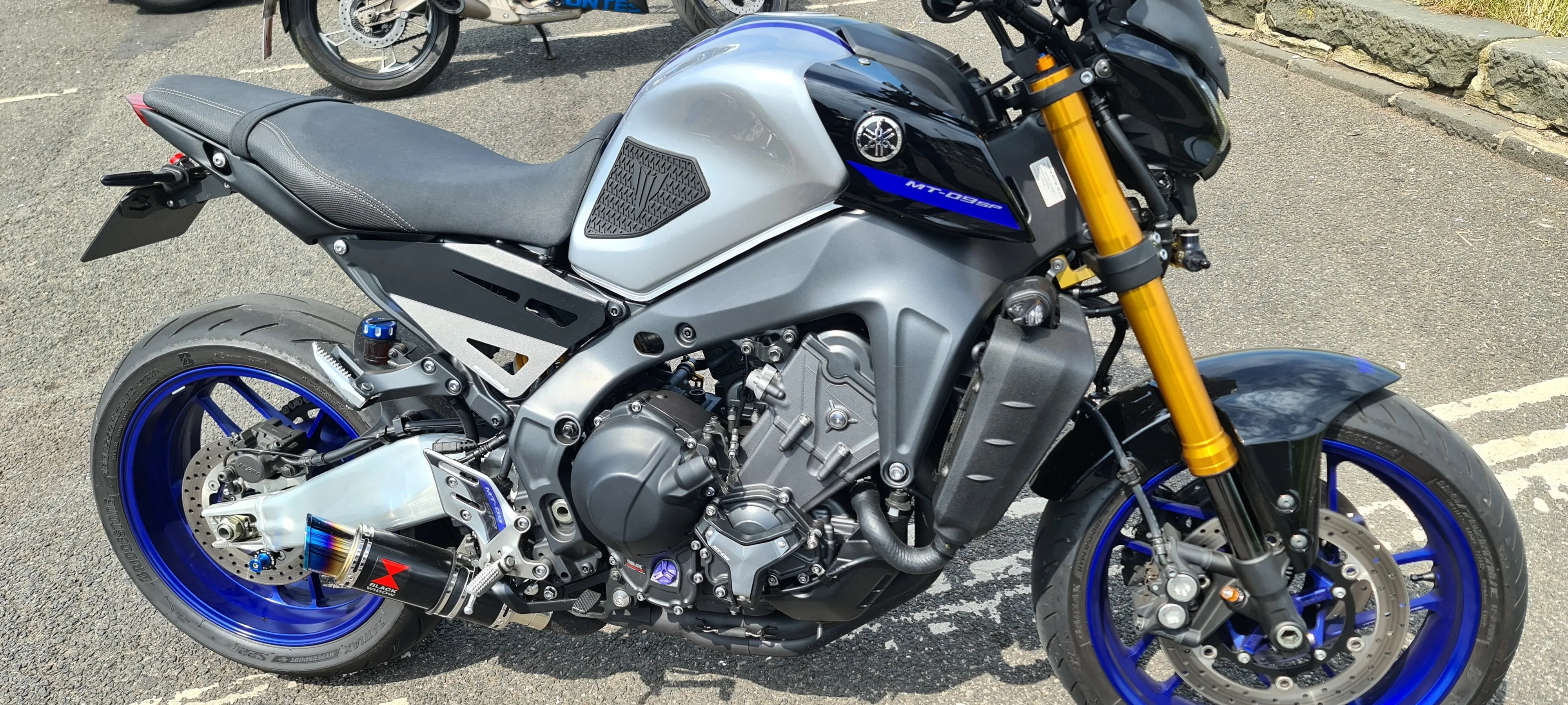 /img/46404-fz09-diecast-collection-display.webp