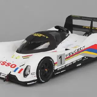 /img/46428-peugeot-905-diecast-display.webp