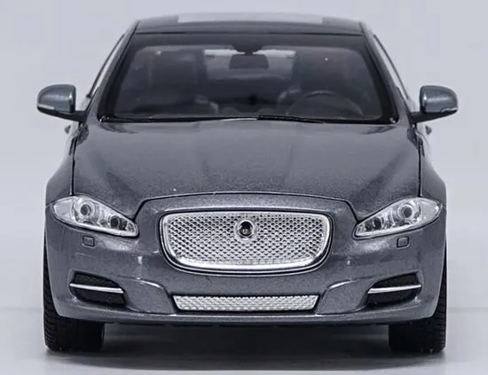 /img/46468-jaguar-xj-diecast-models-display.webp