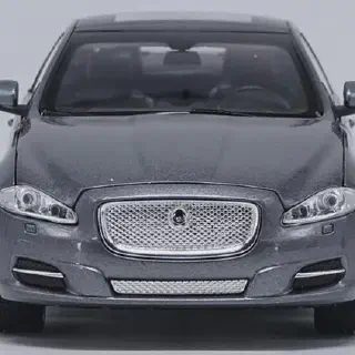 /img/46468-jaguar-xj-diecast-models-display.webp