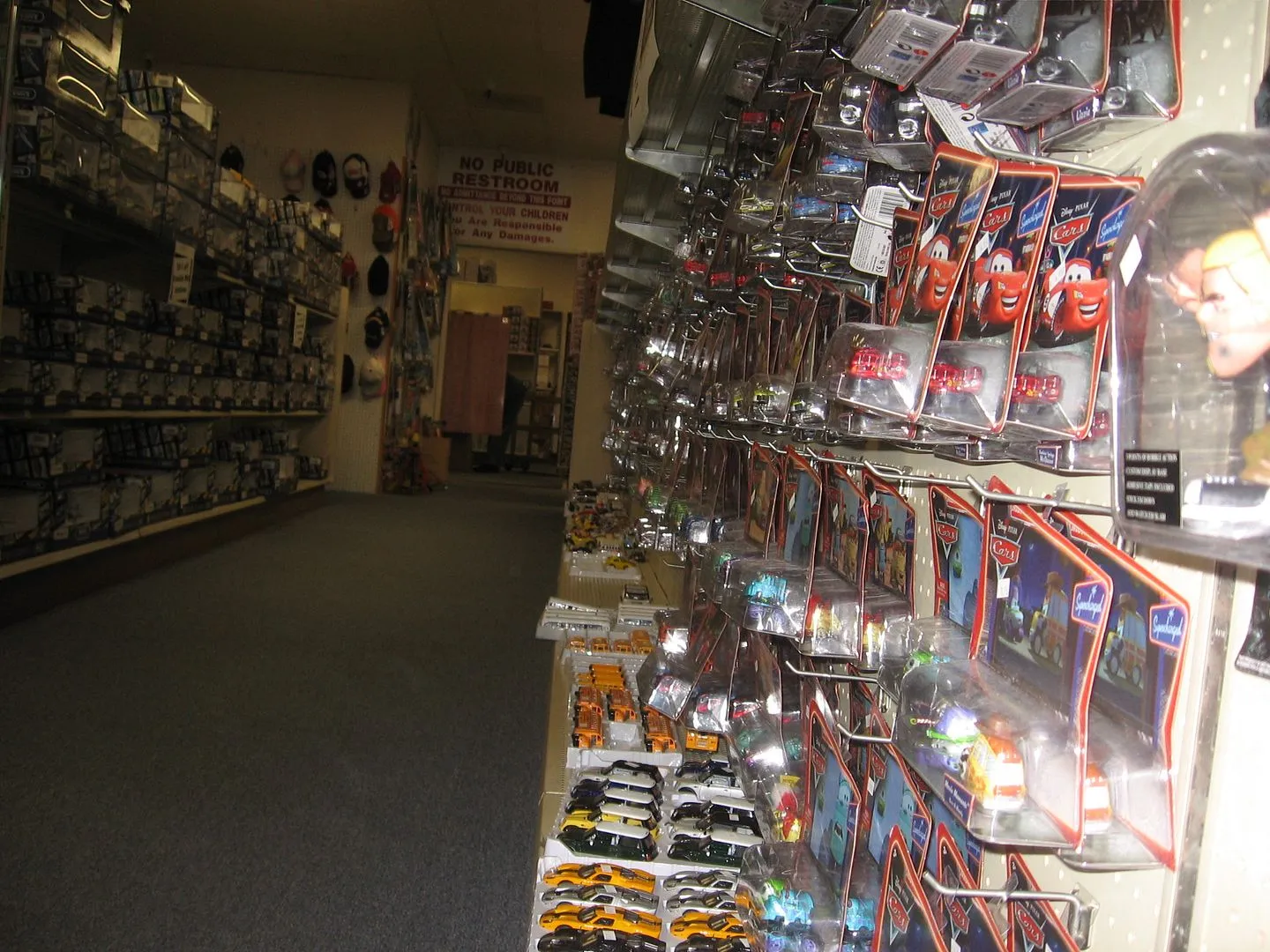 /img/46480-diecast-cars-display.webp