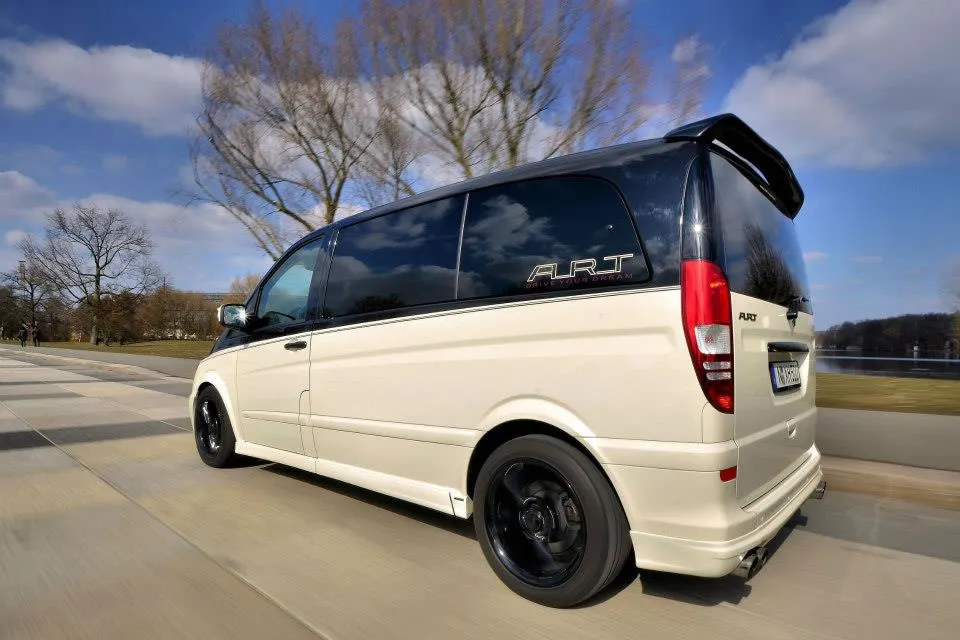 /img/46484-mercedes-viano-diecast-models-display.webp