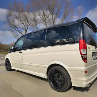 /img/46484-mercedes-viano-diecast-models-display.webp