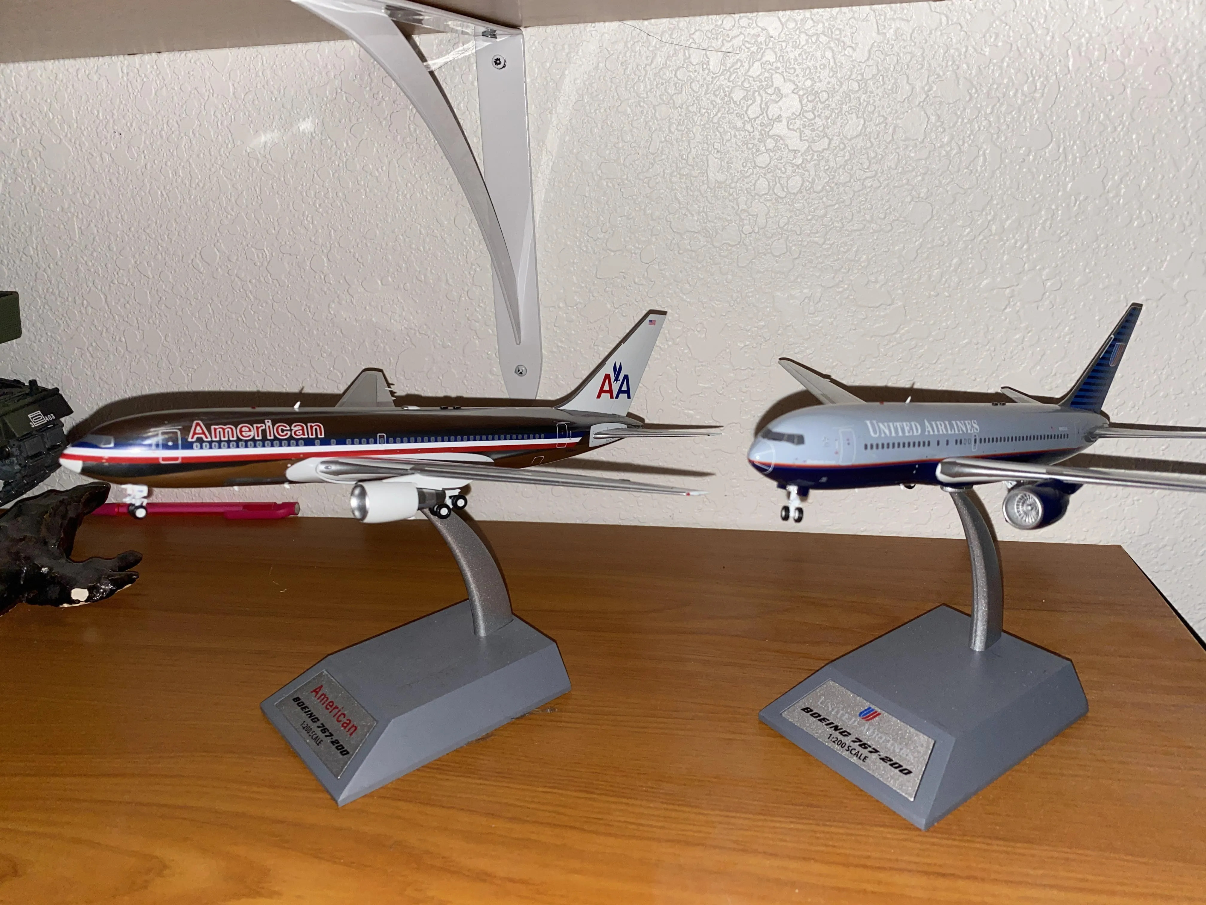 /img/46486-diecast-airplane-display.webp
