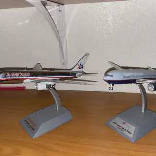 /img/46486-diecast-airplane-display.webp