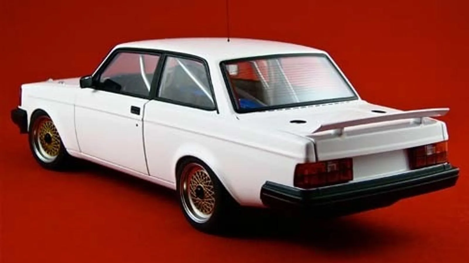 /img/46528-volvo-240-diecast-model-7.webp