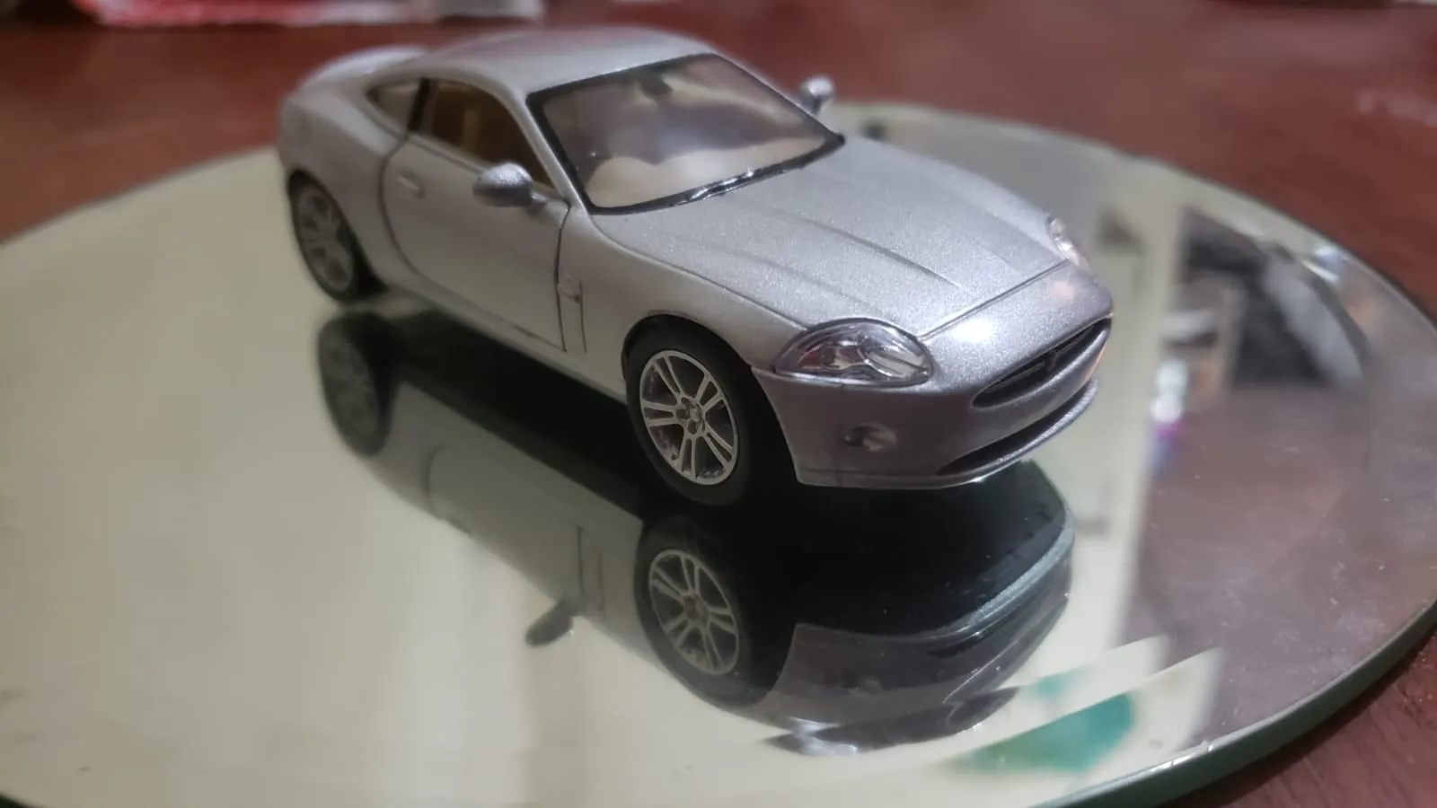 /img/46536-kinsmart-diecast-mobil-display.webp